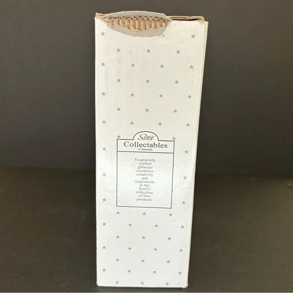 Scott's Porcelain 11 piece Nativity Christmas set with wood base. - Picture 16 of 16